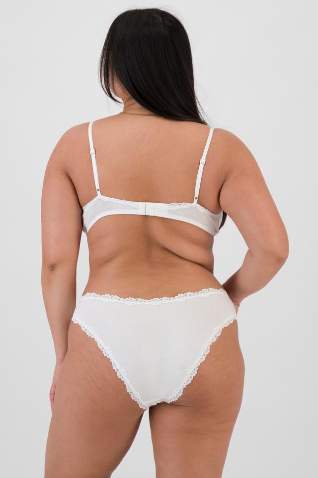 Chloe (She/Her) wears size 14 and is 165cm tall with 95cm chest and 78cm waist