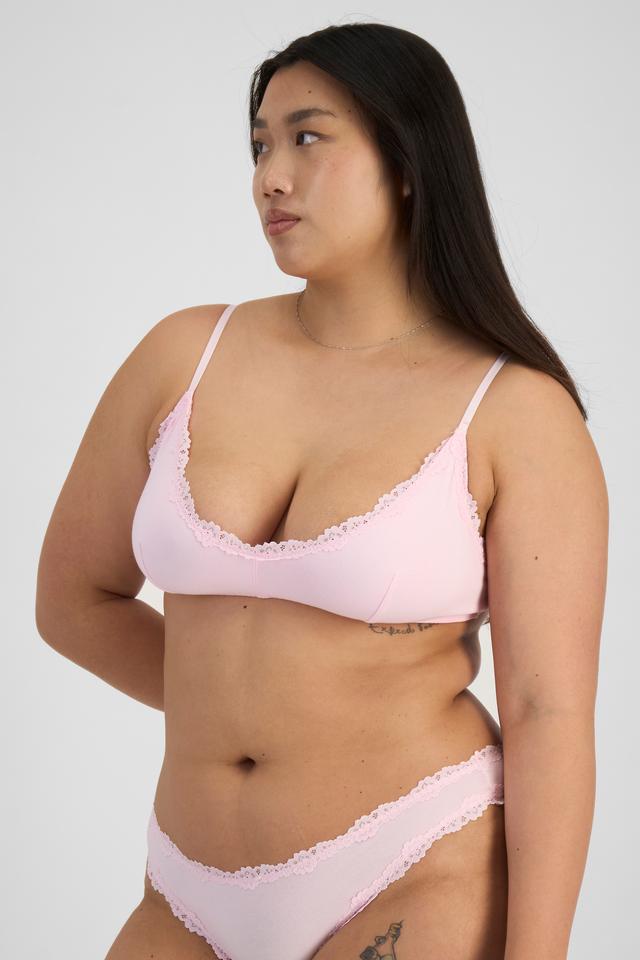 Chloe (She/Her) wears size L and is 165cm tall with 95cm chest and 78cm waist