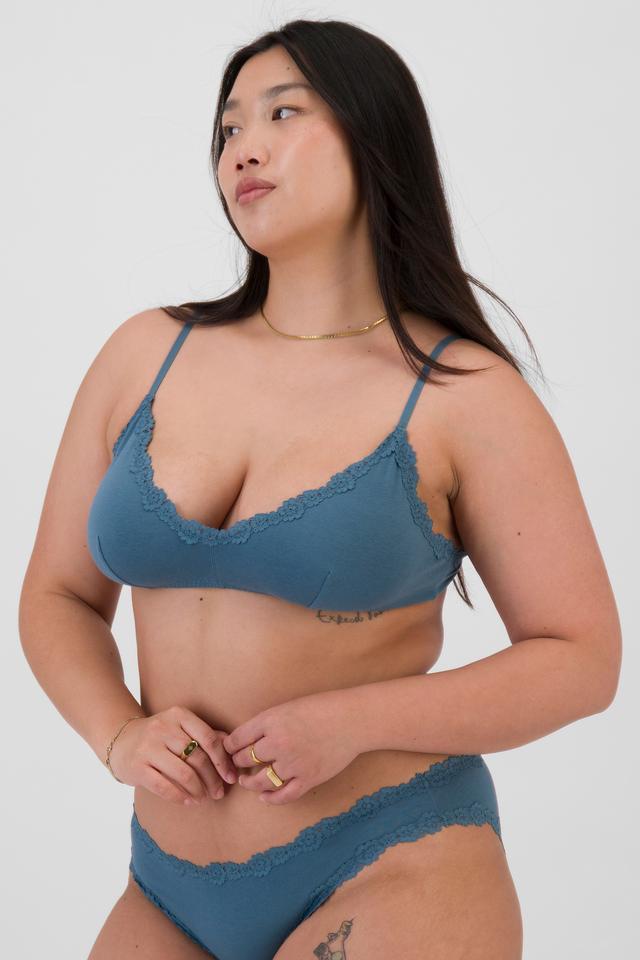 Chloe (She/Her) wears size 14 and is 165cm tall with 95cm chest and 78cm waist