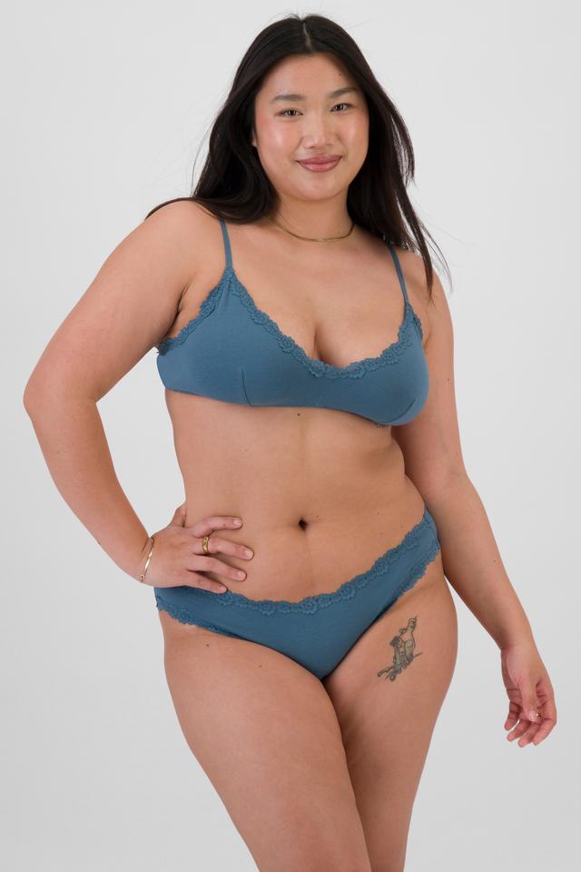 Chloe (She/Her) wears size 14 and is 165cm tall with 95cm chest and 78cm waist