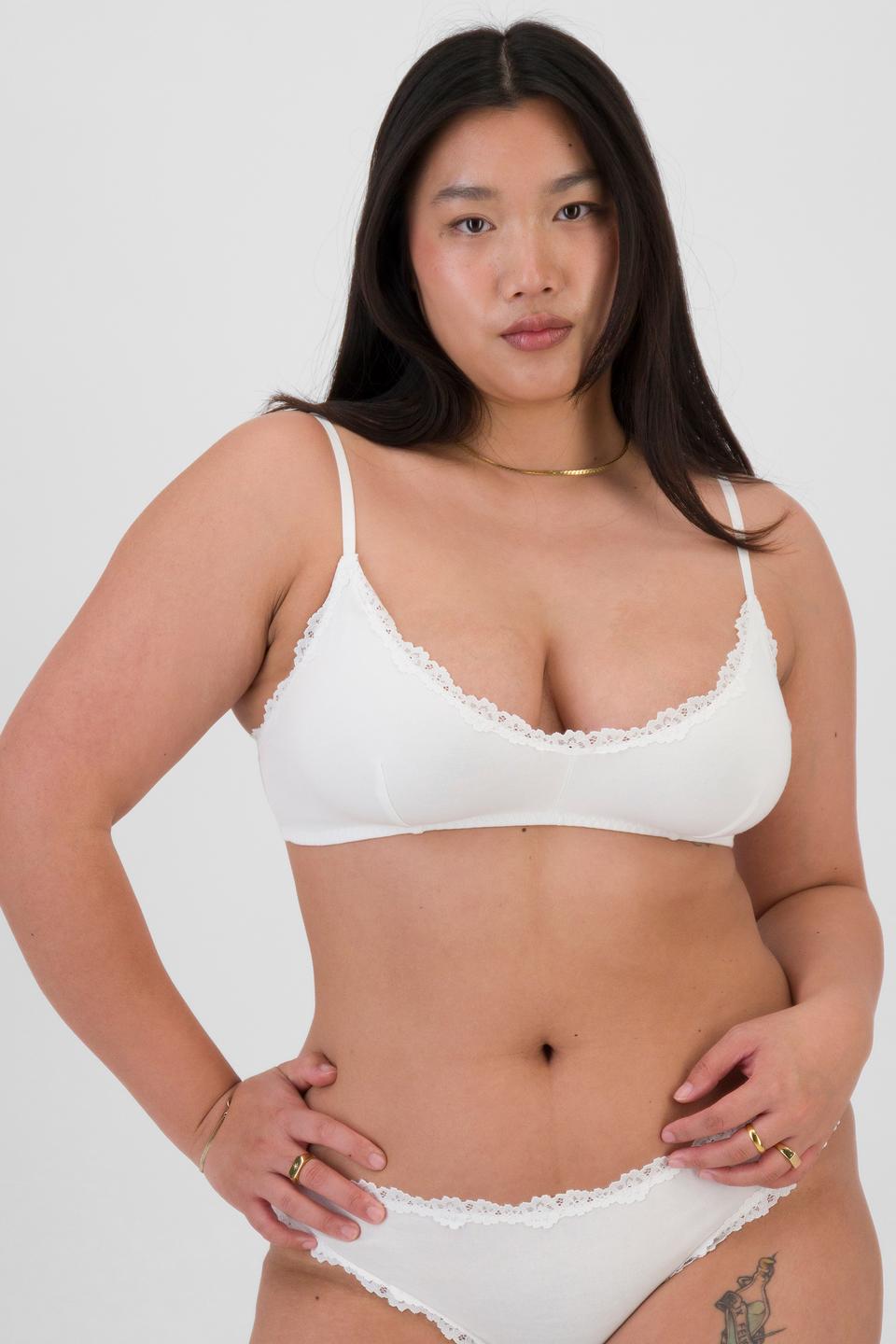 Chloe (She/Her) wears size 14DD and is 165cm tall with 95cm chest and 78cm waist