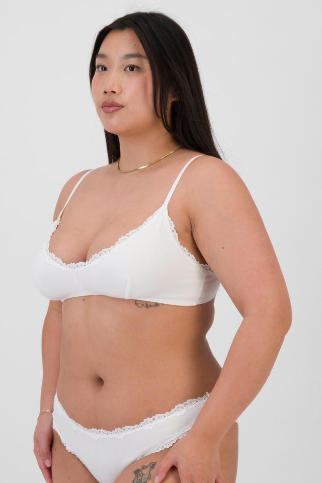 Chloe (She/Her) wears size 14DD and is 165cm tall with 95cm chest and 78cm waist