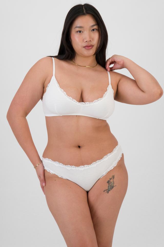 Chloe (She/Her) wears size 14DD and is 165cm tall with 95cm chest and 78cm waist