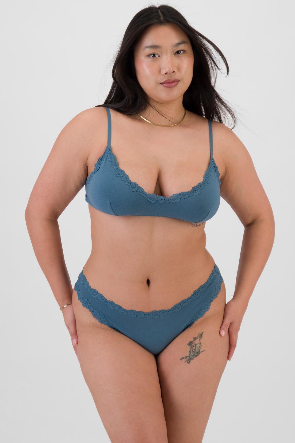 Chloe (She/Her) wears size 14 and is 165cm tall with 95cm chest and 78cm waist
