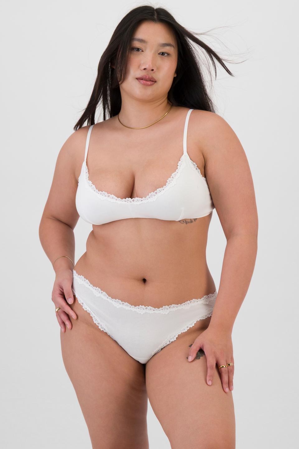Chloe (She/Her) wears size 14 and is 165cm tall with 95cm chest and 78cm waist