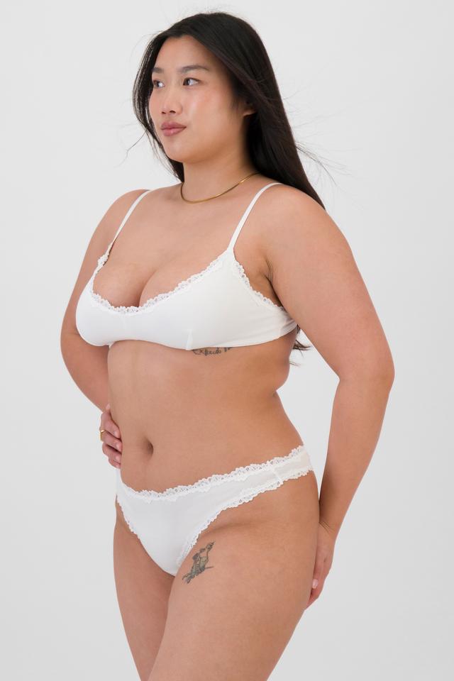 Chloe (She/Her) wears size 14 and is 165cm tall with 95cm chest and 78cm waist