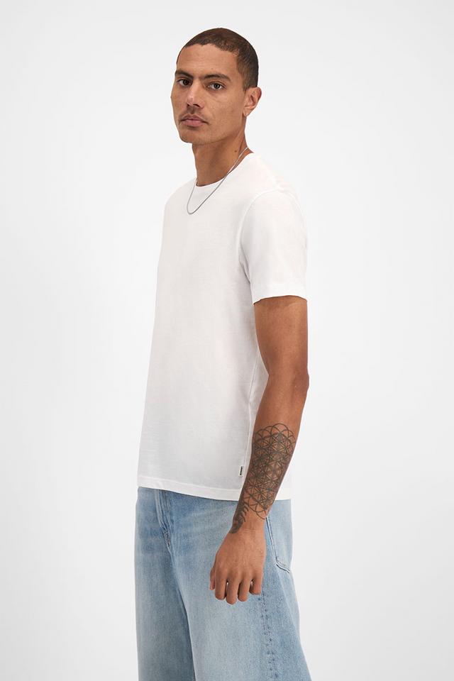 Luke (He/Him) wears size Medium and is 187cm tall with 91cm chest and 78cm waist