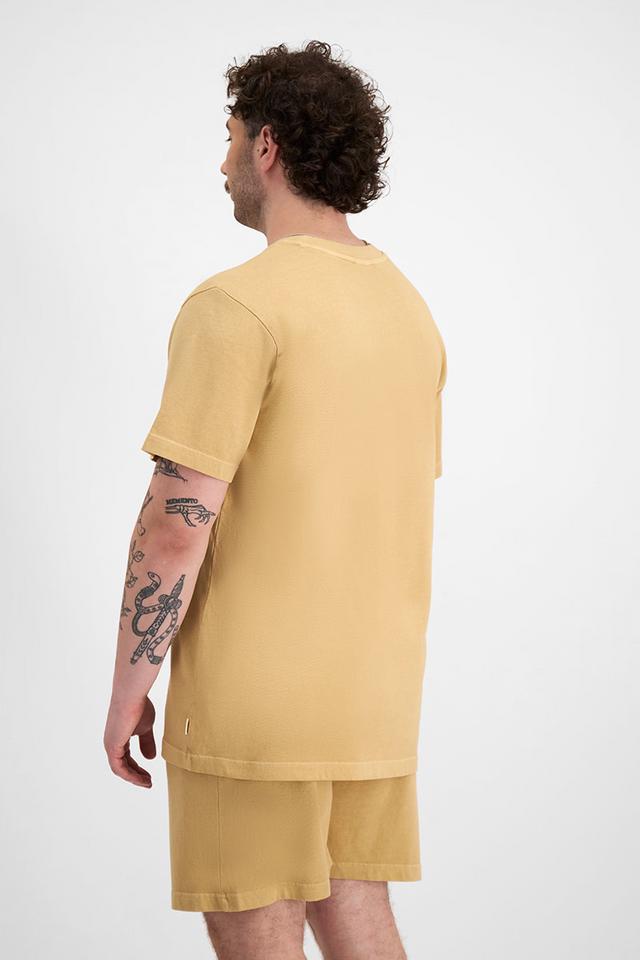 Sam (He/Him) wears size XL and is 178cm tall with 112cm chest