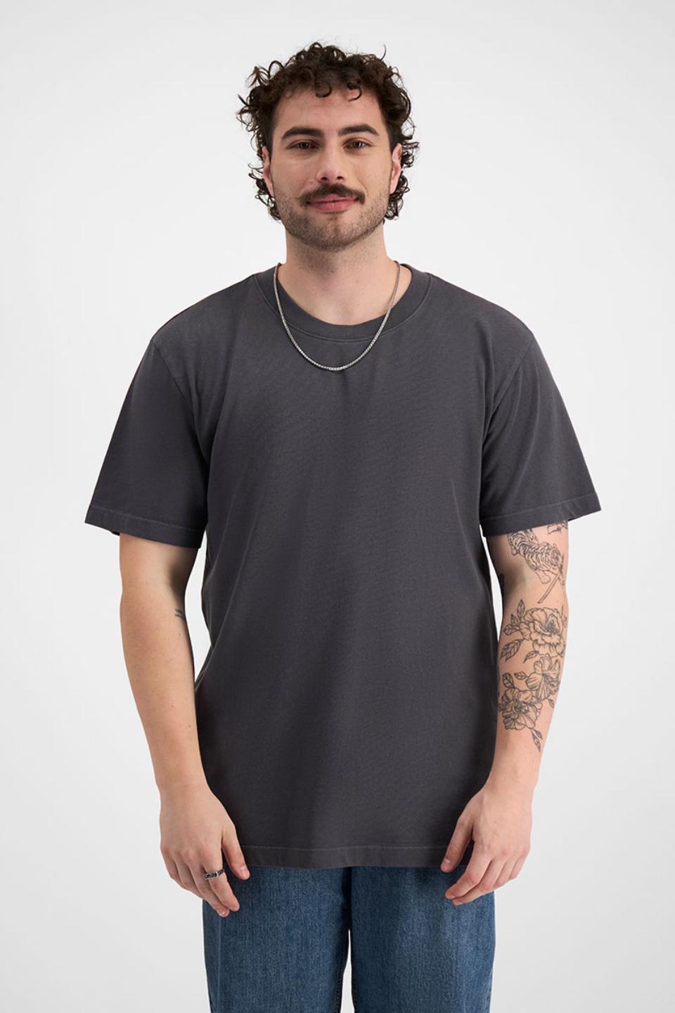 Sam (He/Him) wears size XL and is 178cm tall with 112cm chest
