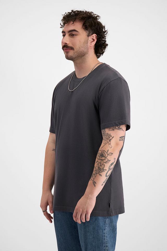 Sam (He/Him) wears size XL and is 178cm tall with 112cm chest