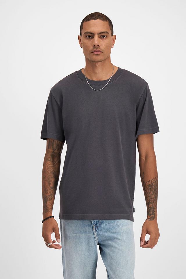 Luke (He/Him) wears size Medium and is 187cm tall with 91cm chest and 78cm waist