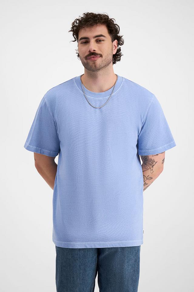 Sam (He/Him) wears size XL and is 178cm tall with 112cm chest