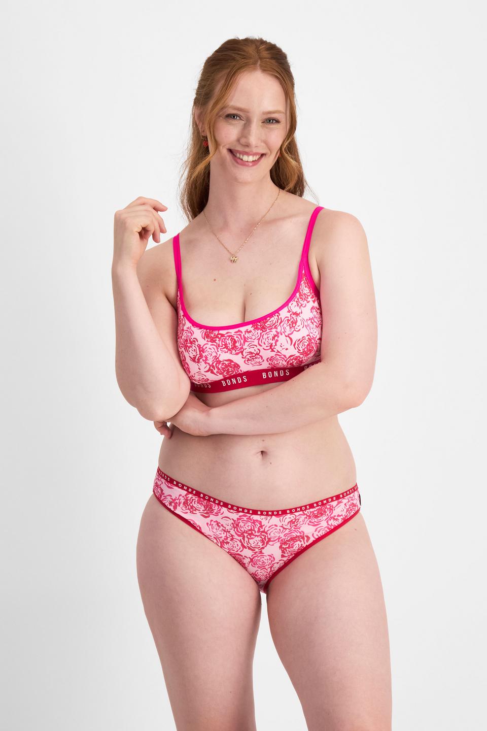 Martine (She/Her) wears size 14 and is 175cm tall with 82cm chest and 76cm waist
