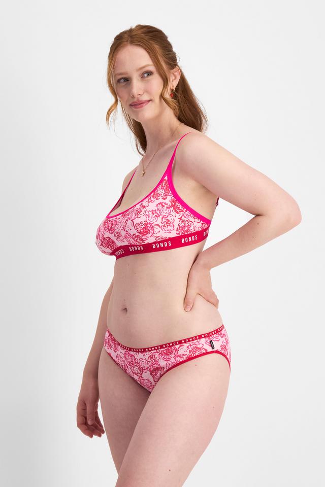 Martine (She/Her) wears size 14 and is 175cm tall with 82cm chest and 76cm waist