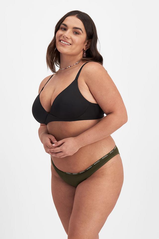 Elle (She/Her) wears size 14 and is 160cm tall with 94cm chest and 71cm waist