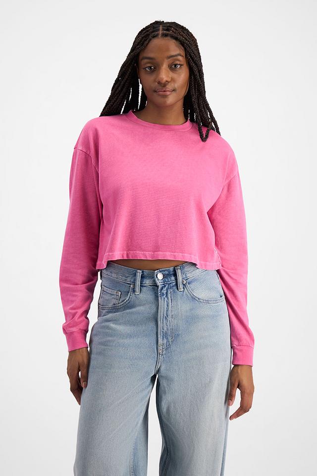 Tea (They/Them) wears size Small and is 177cm tall with 88cm chest and 71cm waist.