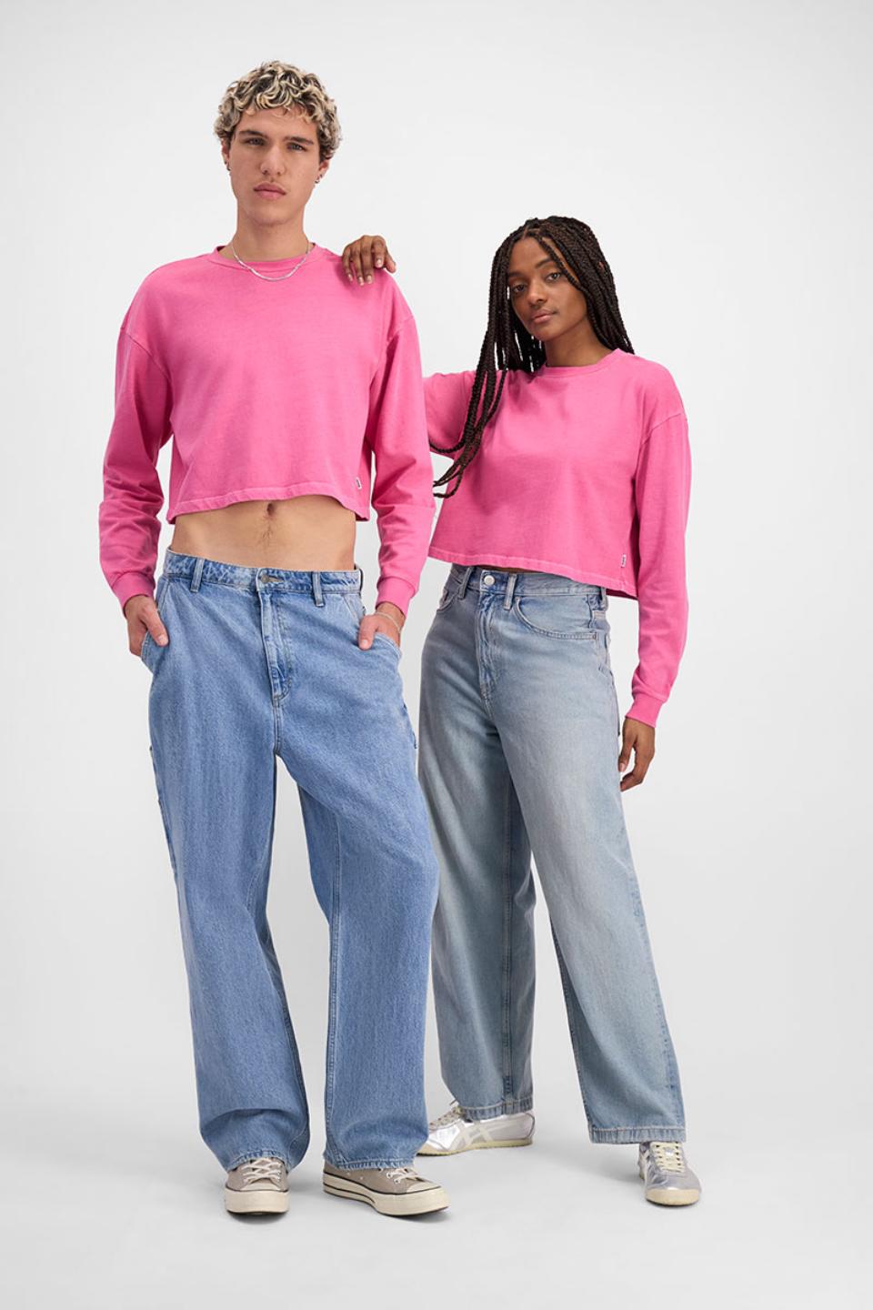 Eli (He/Him) wears size Large and is 193cm tall with 87cm chest and 73cm waist. Tea (They/Them) wears size Small and is 177cm tall with 88cm chest and 71cm waist.