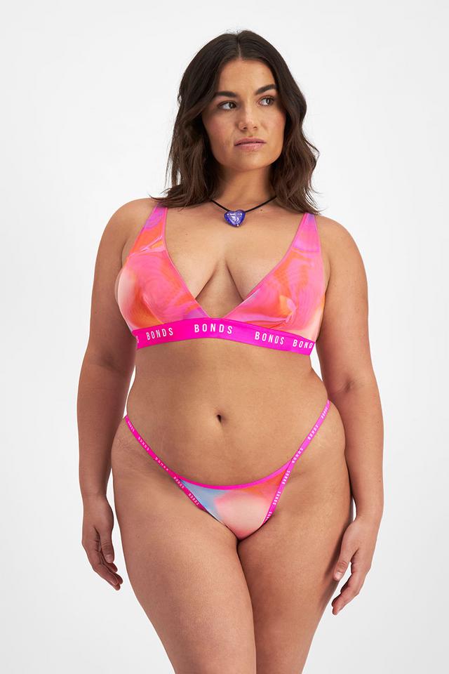 Elle (She/Her) wears size 14 and is 160cm tall with 94cm chest and 71cm waist