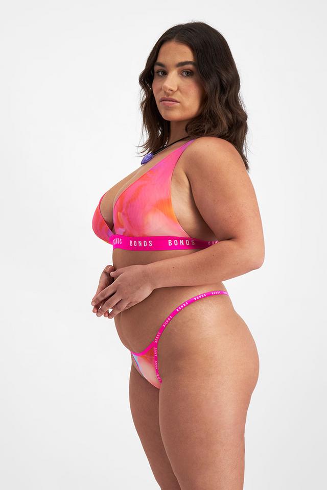 Elle (She/Her) wears size 14 and is 160cm tall with 94cm chest and 71cm waist
