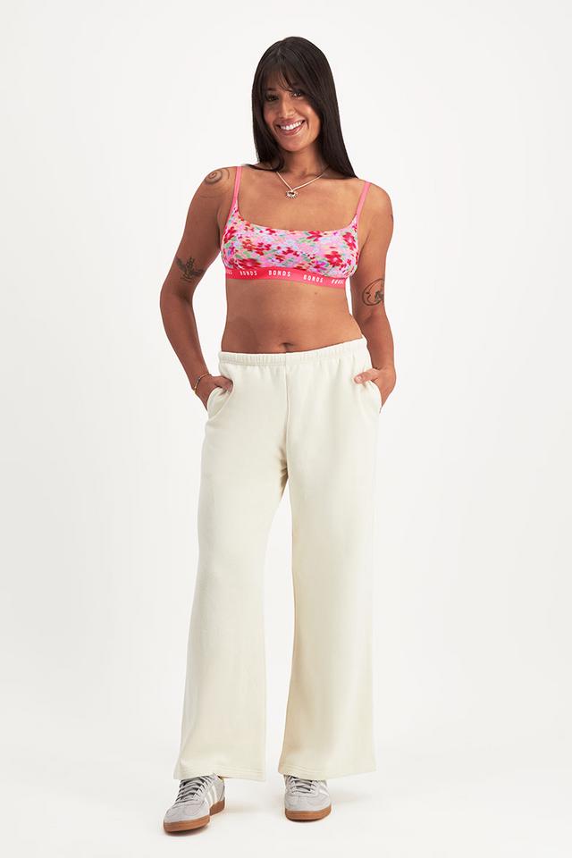 Leah (She/Her) wears size 14 and is 185cm tall