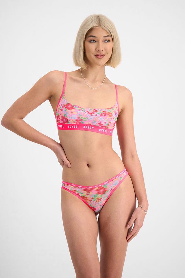 Rhiannan (She/Her) wears size 10 and is 175cm tall