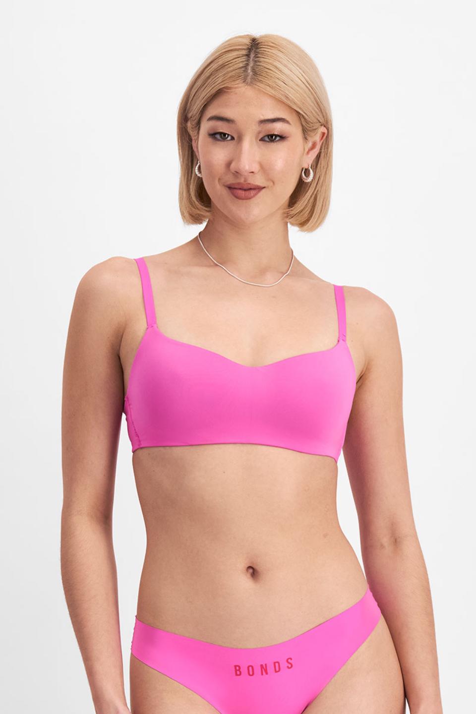 Rhiannan (She/Her) wears size 12B and is 175cm tall