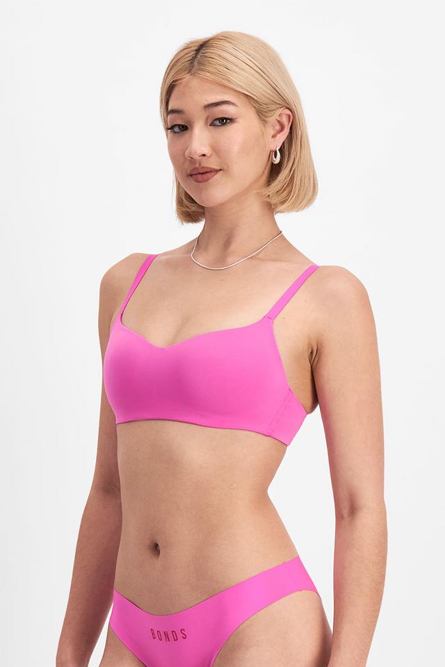 Rhiannan (She/Her) wears size 12B and is 175cm tall