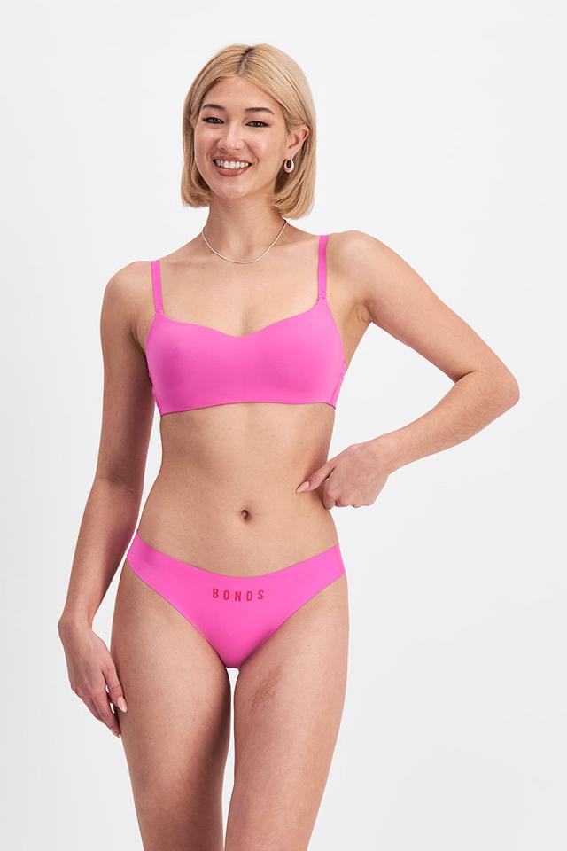 Rhiannan (She/Her) wears size 12B and is 175cm tall