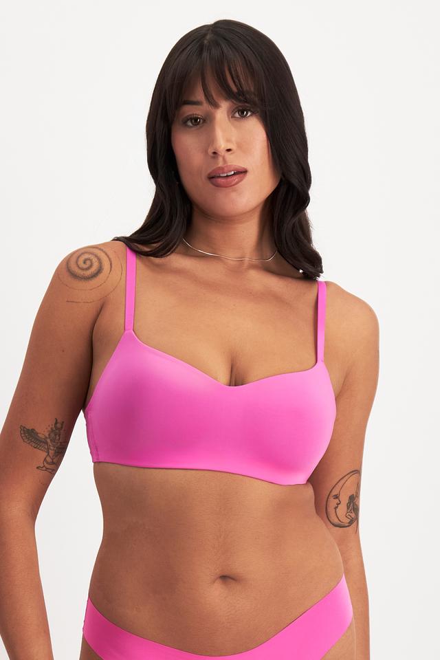 Leah (She/Her) wears size 14DD and is 185cm tall