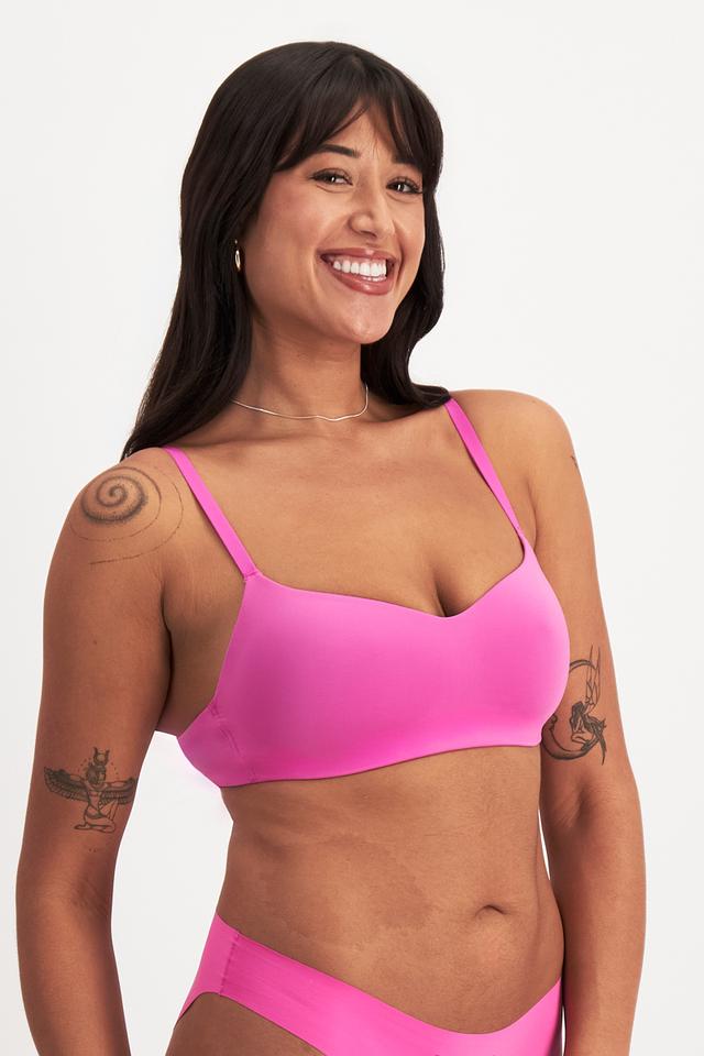 Leah (She/Her) wears size 14DD and is 185cm tall