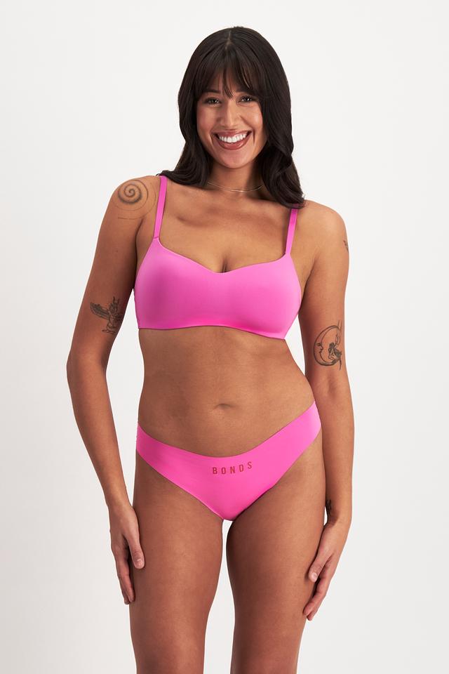 Leah (She/Her) wears size 14DD and is 185cm tall