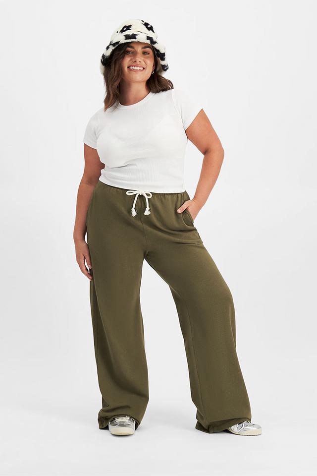 Elle (She/Her) wears size Large and is 160cm tall with 94cm chest and 71cm waist