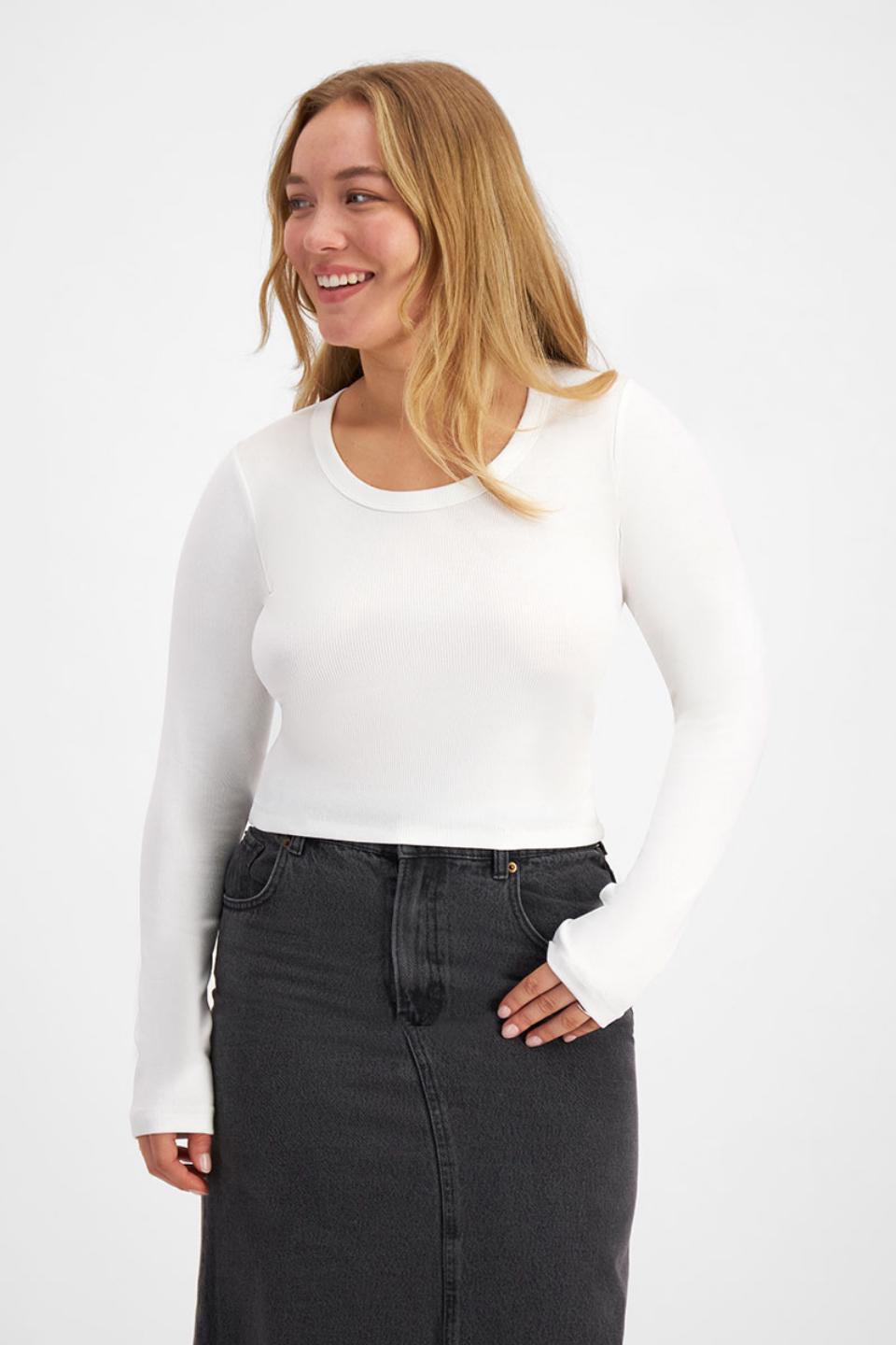 Taylor (She/Her) wears size Large and is 161cm tall with 98cm chest and 74cm waist