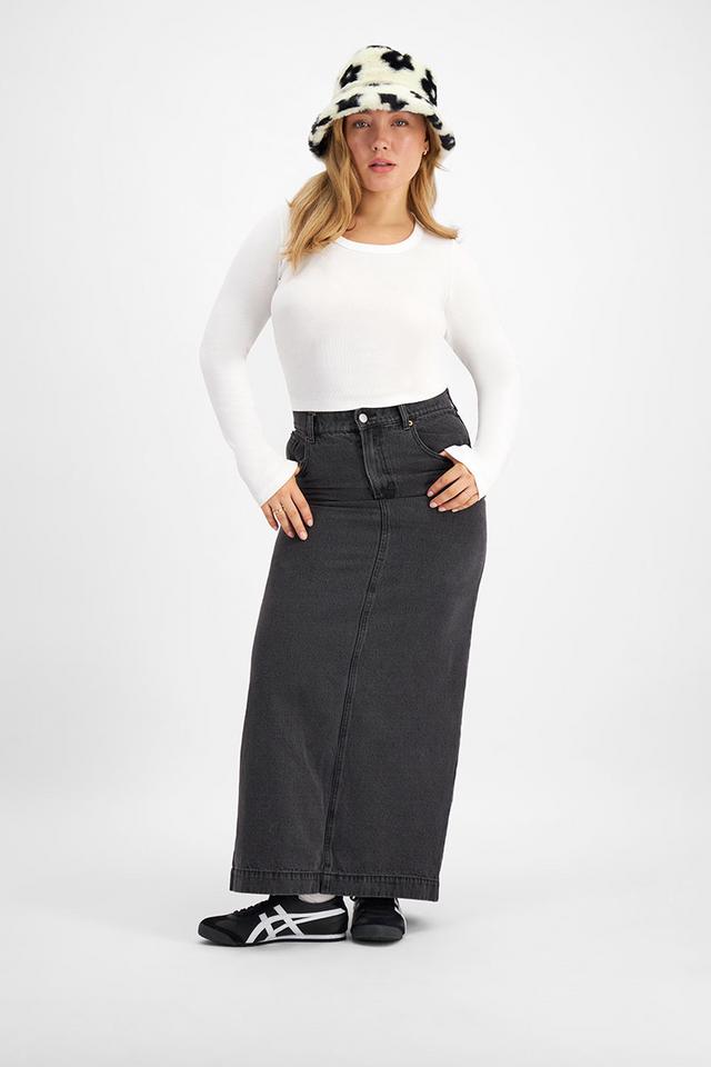 Taylor (She/Her) wears size Large and is 161cm tall with 98cm chest and 74cm waist