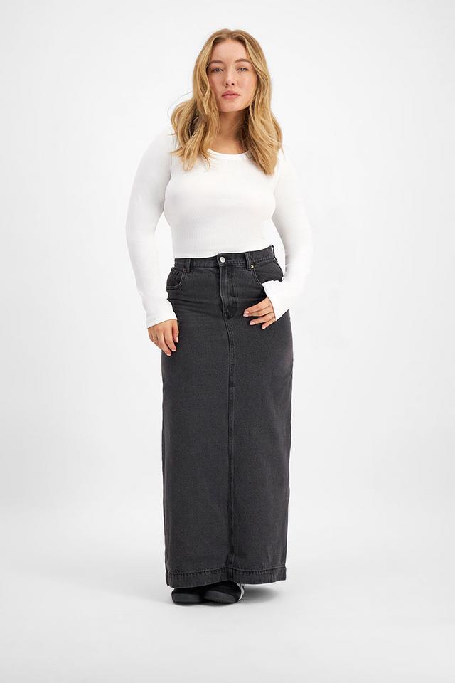 Taylor (She/Her) wears size Large and is 161cm tall with 98cm chest and 74cm waist