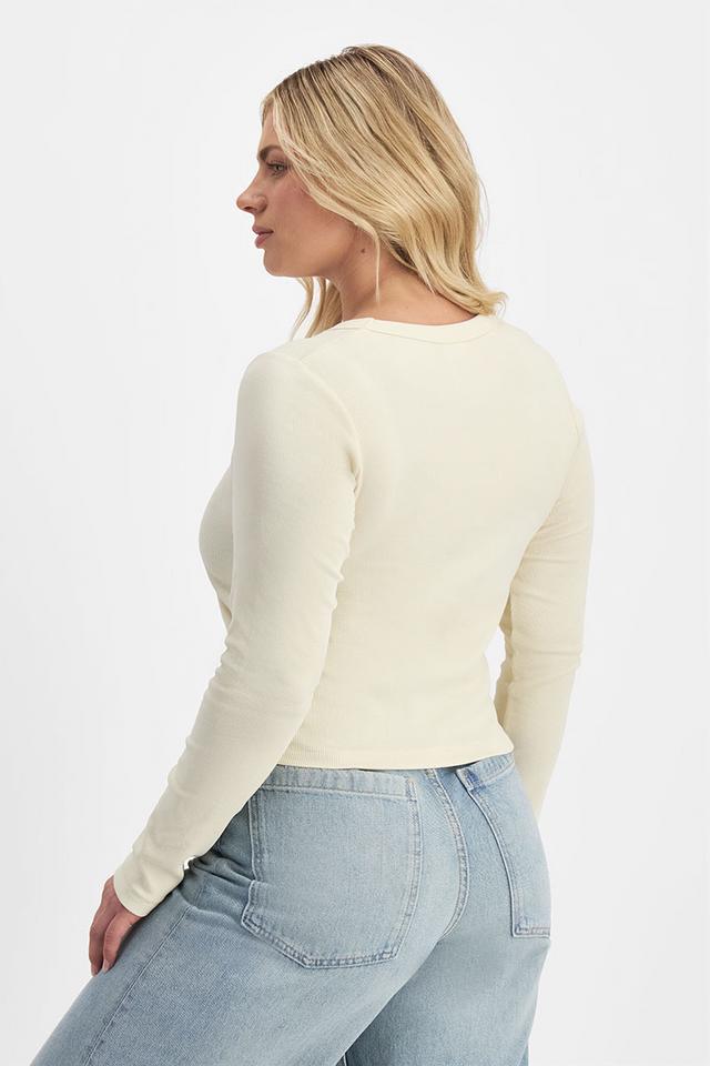 Zoe (She/Her) wears size Large and is 170cm tall with 98cm chest and 85cm waist