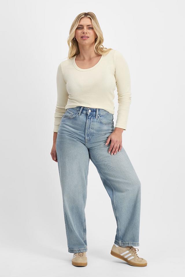 Zoe (She/Her) wears size Large and is 170cm tall with 98cm chest and 85cm waist