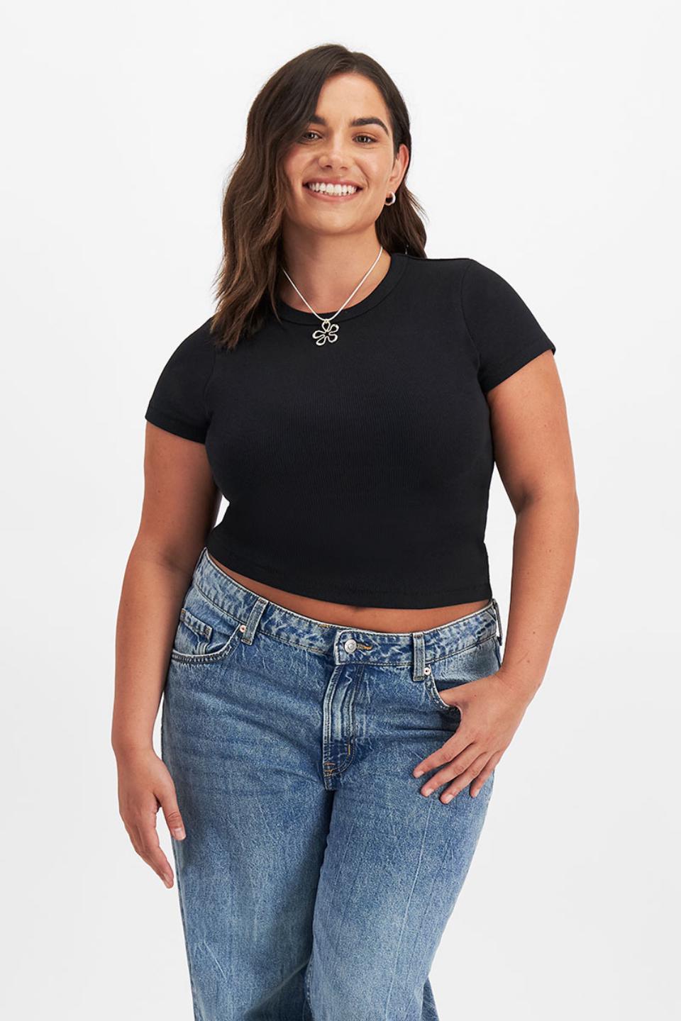Elle (She/Her) wears size Large and is 160cm tall with 94cm chest and 71cm waist