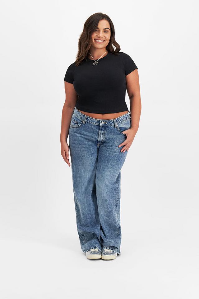 Elle (She/Her) wears size Large and is 160cm tall with 94cm chest and 71cm waist