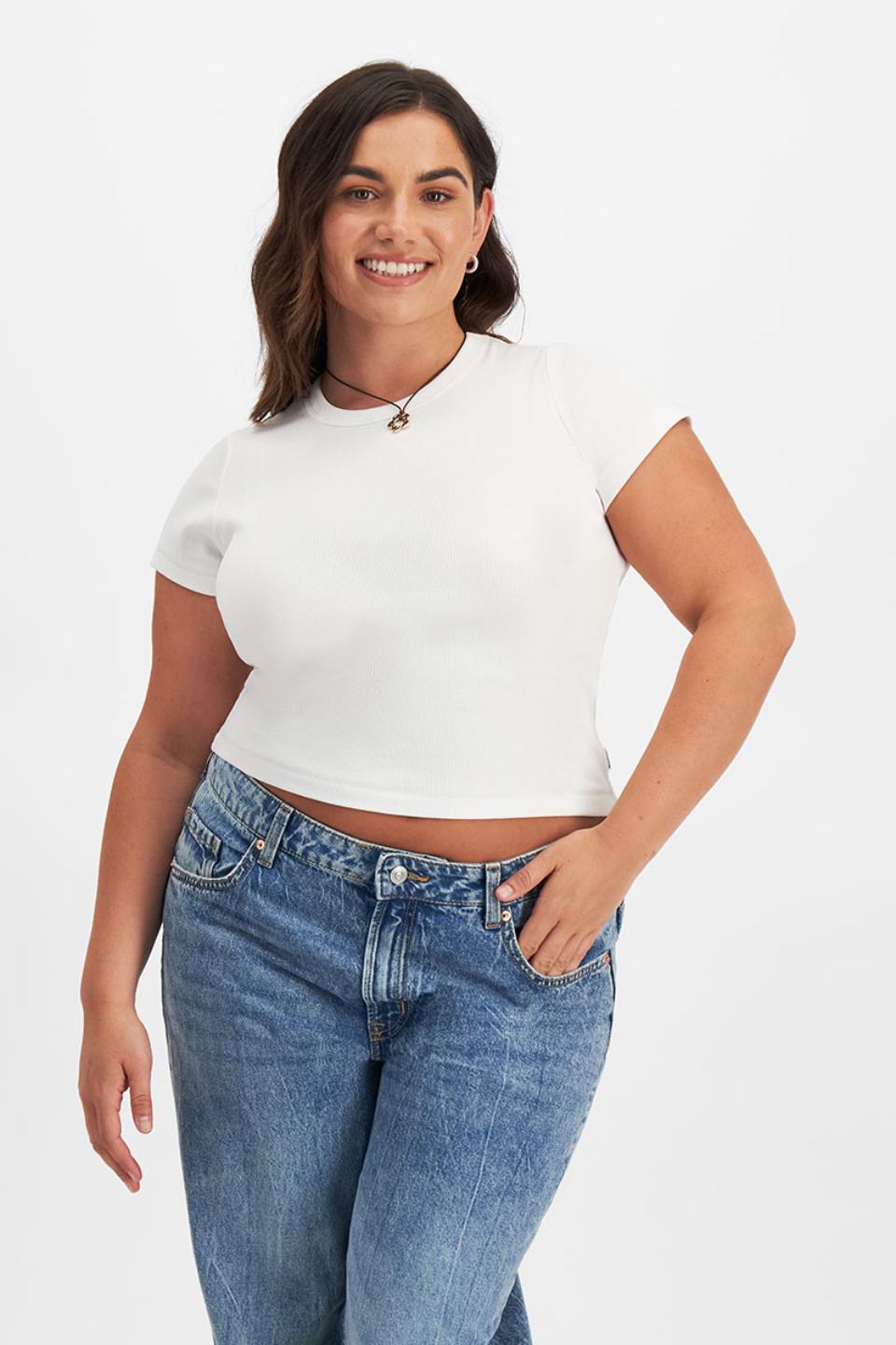 Elle (She/Her) wears size Large and is 160cm tall with 94cm chest and 71cm waist