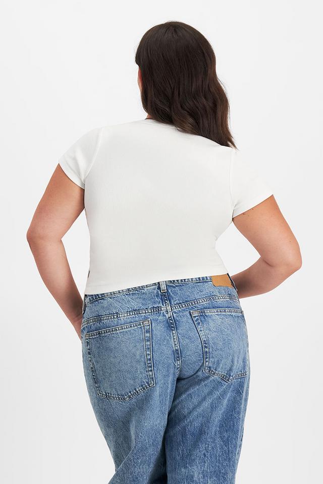 Elle (She/Her) wears size Large and is 160cm tall with 94cm chest and 71cm waist