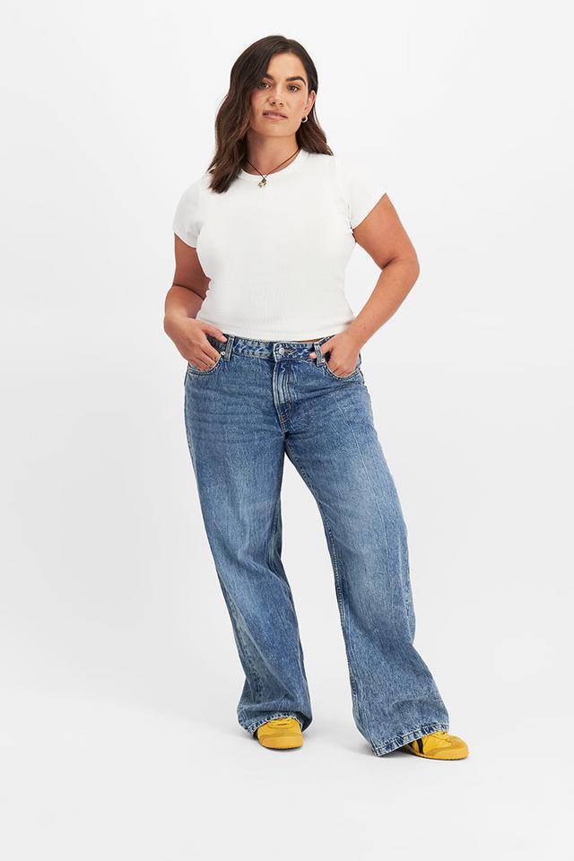 Elle (She/Her) wears size Large and is 160cm tall with 94cm chest and 71cm waist