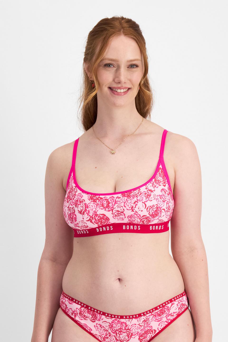 Martine (She/Her) wears size 14DD and is 175cm tall with 82cm chest and 76cm waist