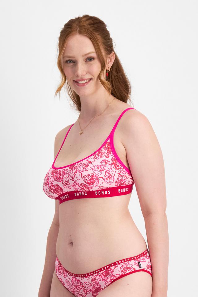 Martine (She/Her) wears size 14DD and is 175cm tall with 82cm chest and 76cm waist