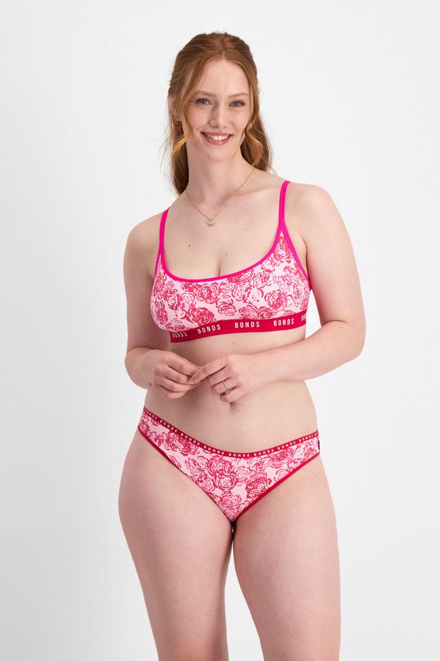 Martine (She/Her) wears size 14DD and is 175cm tall with 82cm chest and 76cm waist