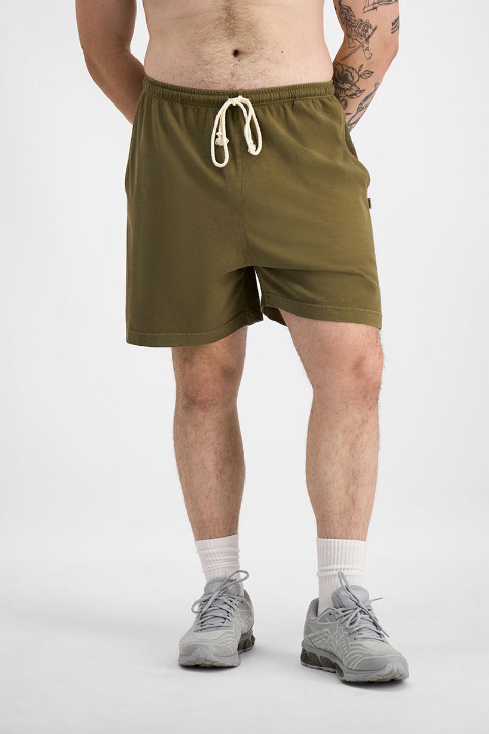 Sam (He/Him) wears size XL and is 178cm tall with 112cm chest