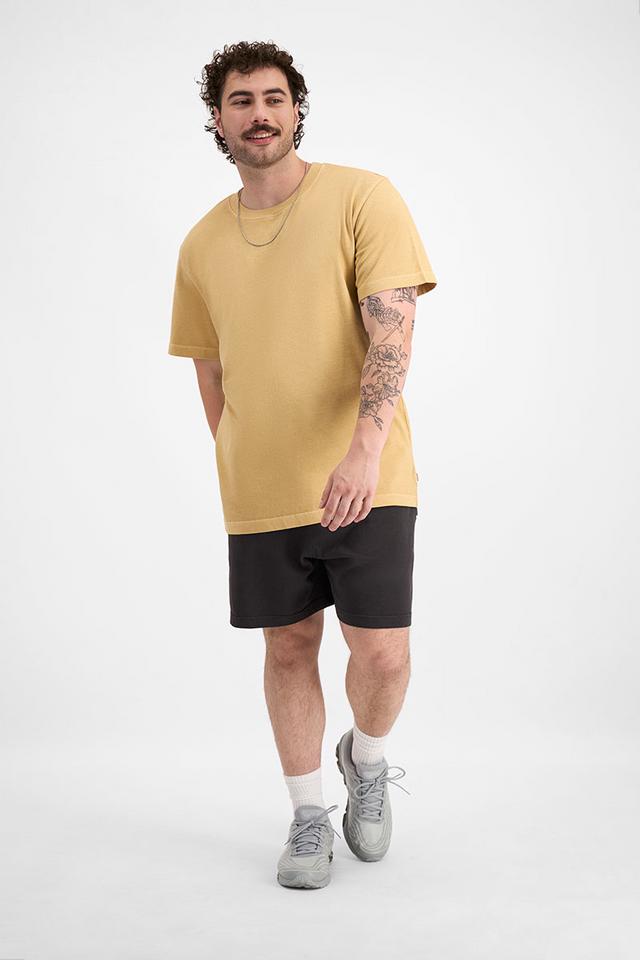 Sam (He/Him) wears size XL and is 178cm tall with 112cm chest