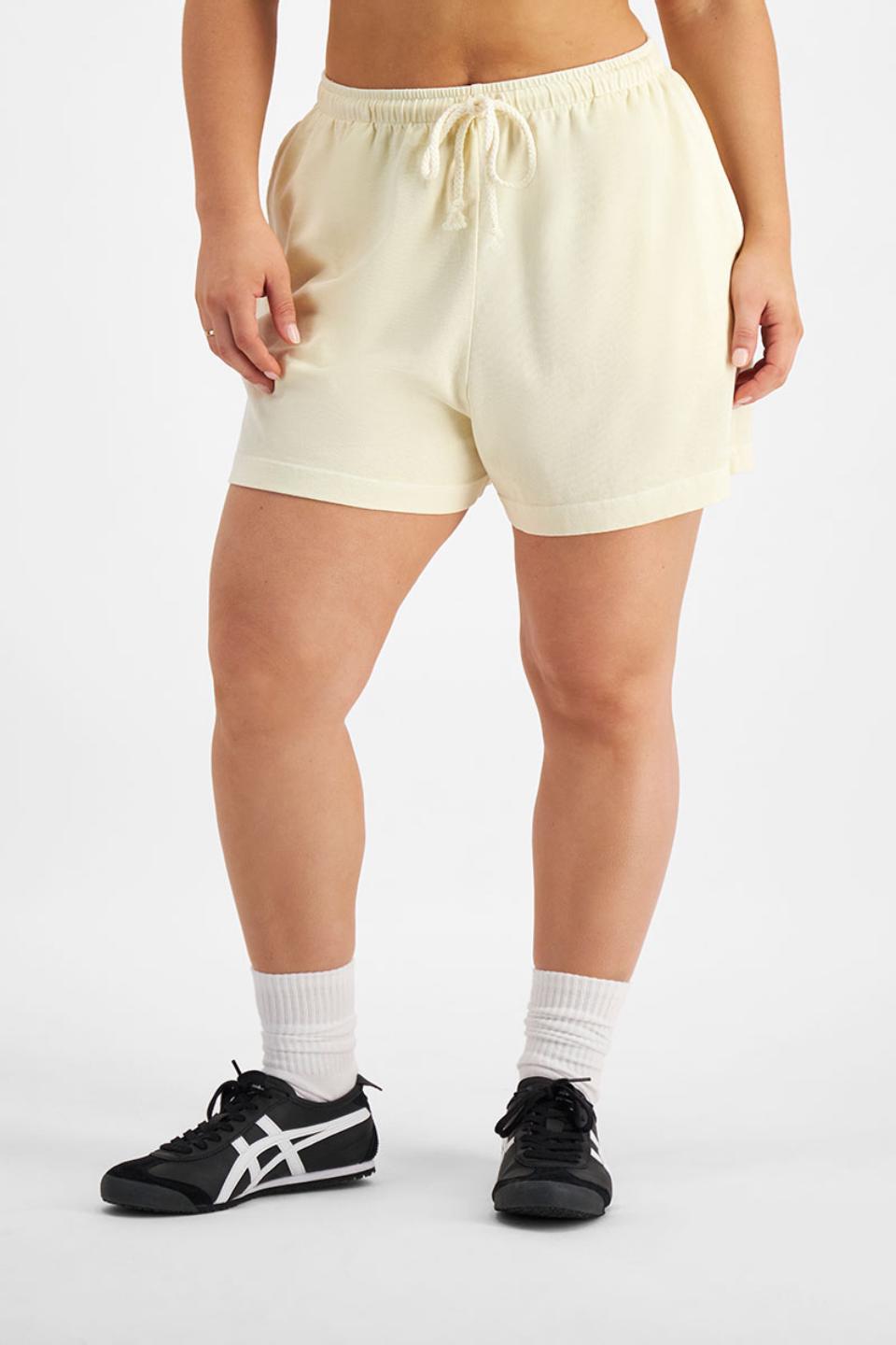 Taylor (She/Her) wears size Large and is 161cm tall with 98cm chest and 74cm waist