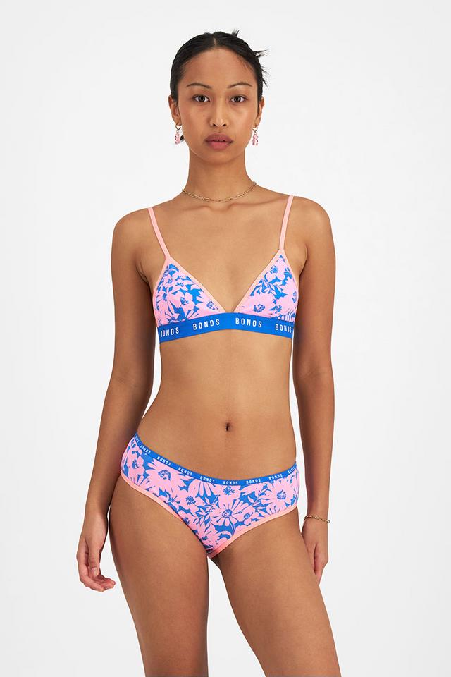 Mukisa (She/her) wears a size 14 is 173cm tall with 89cm bust a 75cm waist and 98cm hip.
