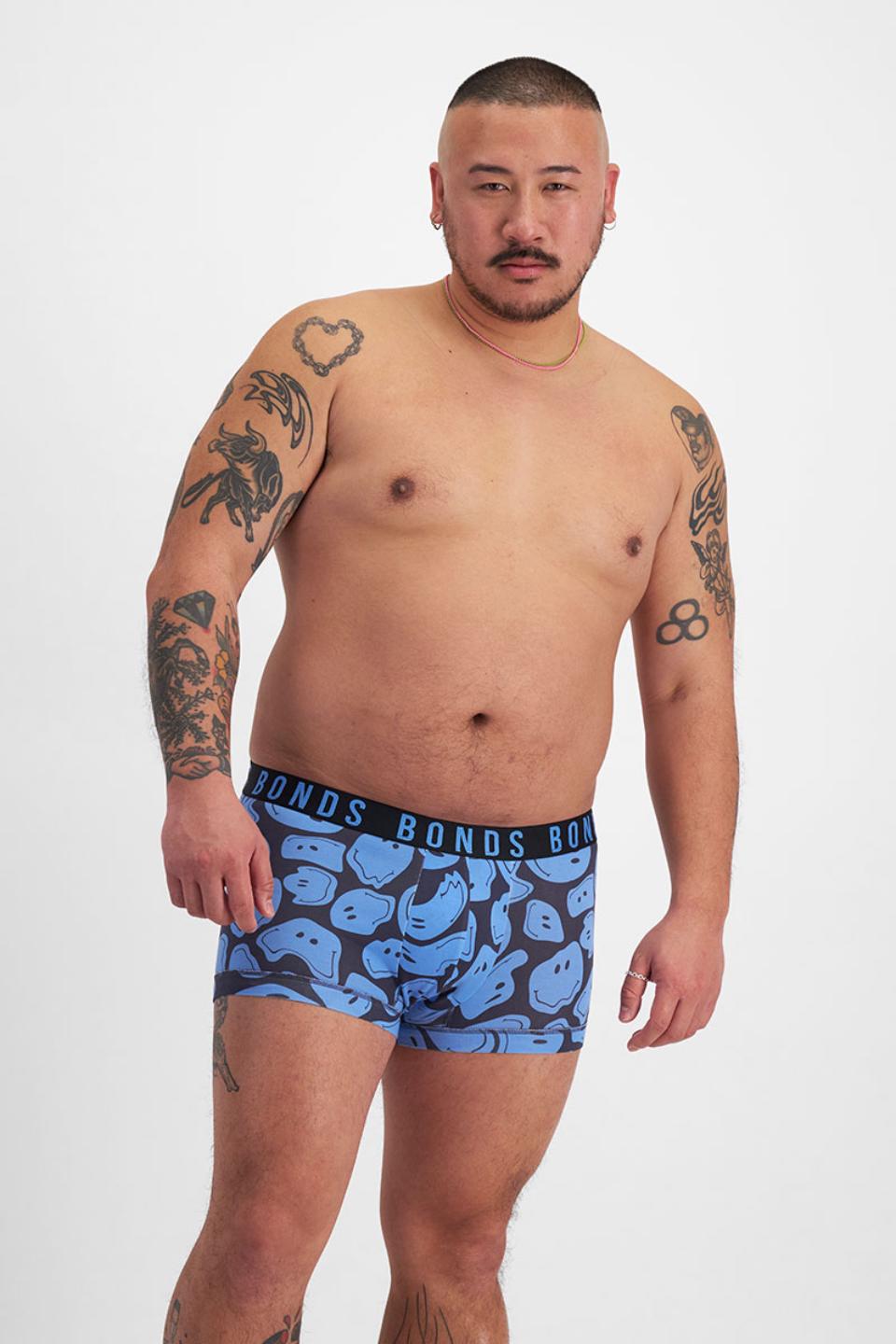 MIKE (HE/HIM) WEARS SIZE XL IS 180CM TALL WITH 120CM CHEST AND 96CM WAIST.